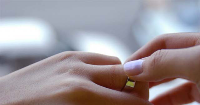 Девушка снимает кольцо с пальца