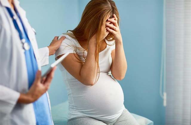 Беременную девушку успокаивает врач
