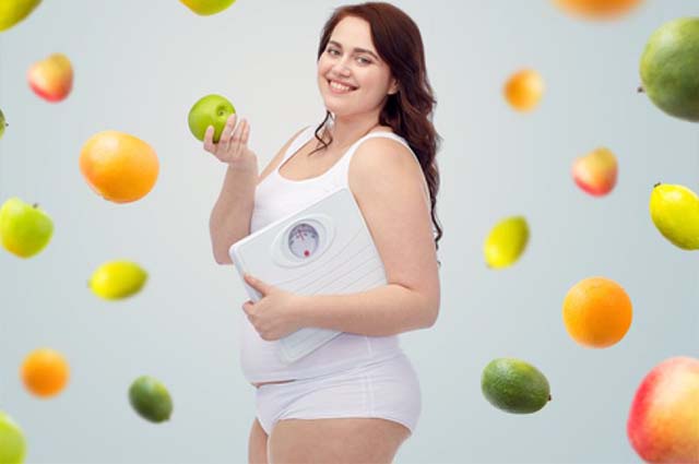 Беременная девушка с яблоком