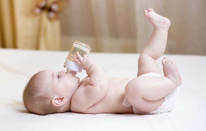 Новорожденный малыш с бутылочкой воды
